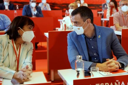 Sánchez conversa con la presidenta del PSOE, Cristina Narbona, durante la reunión del Comité Federal.