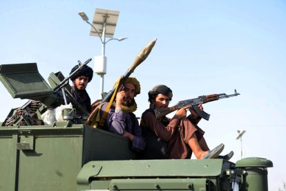 Membres dels talibans passegen armats pels carrers de la capital de l’Afganistan, Kabul.