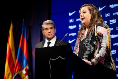 Maria Elena Fort, la nova portaveu del FC Barcelona, parla davant de la mirada de Joan Laporta.