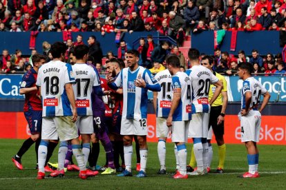 Jugadores del primer equipo del Espanyol durante el encuentro de Liga disputado frente al Eibar.