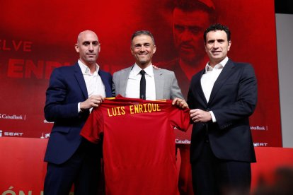 Luis Rubiales, Luis Enrique y Francisco Molina durante la presentación del seleccionador.