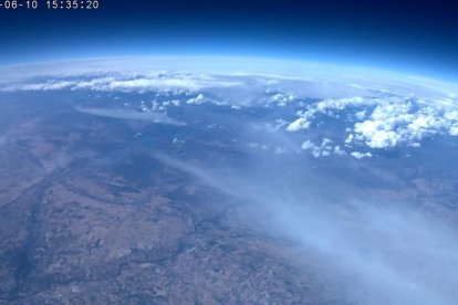 Imagen aérea captada por la sonda, con vistas del río Segre y de nubes en el Pirineo.