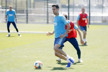 Sergio Busquets, en un moment de l’entrenament que va fer la plantilla del Barça ahir.