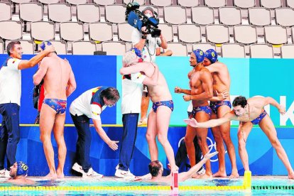 La selecció espanyola celebra la victòria sobre Estats Units.