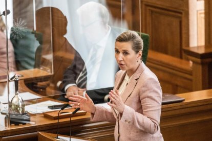 La primera ministra danesa, Mette Frederiksen, dimecres, intervenint davant del Parlament.