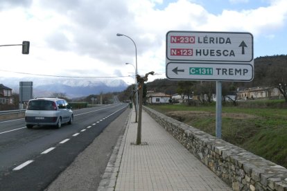 Un cartell amb el topònim en castellà a Pont de Montanyana.