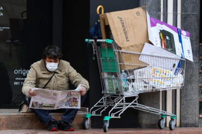 Un indigent que, malgrat el confinament, continua al carrer, ahir, a València.