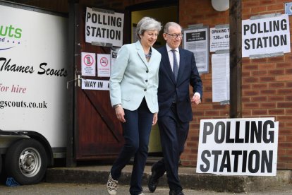 Theresa May i el seu marit després de votar als comicis europeus.