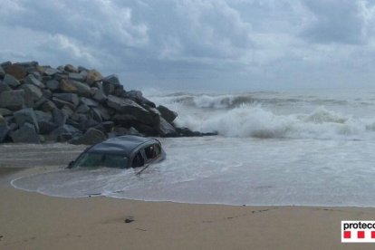 Imatge d'un vehicle al mar a Vilassar de Mar