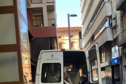 La entrega del aceite de la Diputación al Banc dels Aliments.