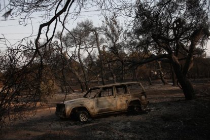 Imagen de un vehículo calcinado en la zona de Varybobi.