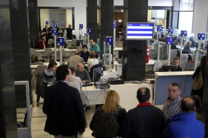 Varias personas esperan su turno para hacer la declaración de la renta en una oficina de la AEAT.