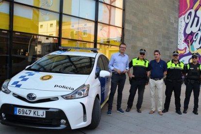 L'actual cap de la Policia Local, juntament amb els dos caporals que ara passaran a sergents, amb l'alcalde i el regidor durant la presentació a l'estiu d'un cotxe híbrid per al cos