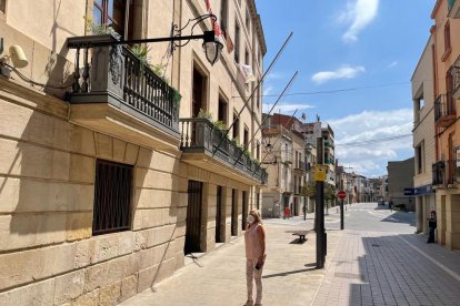 La nova alcaldessa, Núria Palau, davant la seu de l’ajuntament.