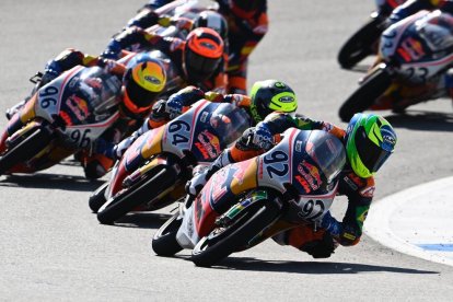 Diogo Moreira, con el dorsal 92, durante una de las carreras este fin de semana en Jerez.