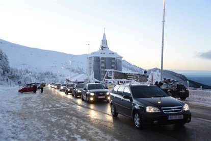 Vehículos a la espera de poder acceder al puerto de Navacerrada