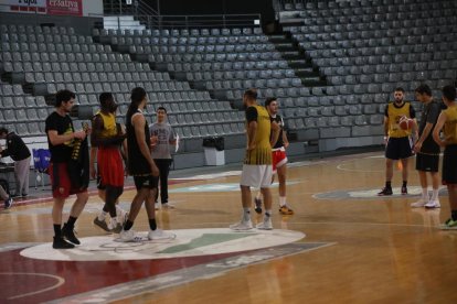 El equipo volvió el lunes a entrenar tras diez días confinado.