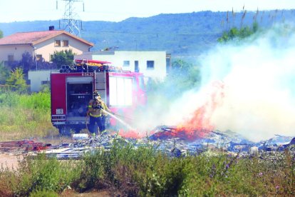 Incendi en un solar al costat de l'Institut Josep Vallverdú de les Borges