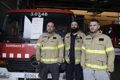 Bombers voluntaris de les Borges Blanques, tancant ahir el parc per falta de mitjans i personal.