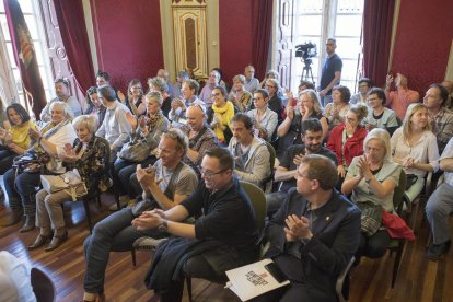 Les sales de plens i retrats es van omplir de treballadors.