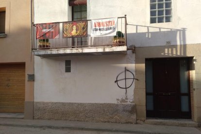 Imatge de la pintada a la façana d’una casa d’Anglesola.