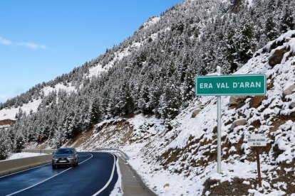 La C-28 con el paisaje nevado y el letrero indicando la Val d'Aran.