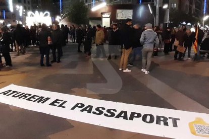 Un moment de la concentració convocada per Assemblea Pagesa a Ricard Viñes.