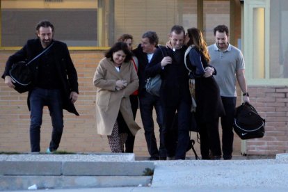 Sandro Rosell, ahir en el moment en què abandonava la presó de Soto del Real, amb familiars i amics.