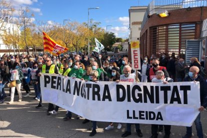 Un moment de la concentració de treballadors de la presó de Ponent.