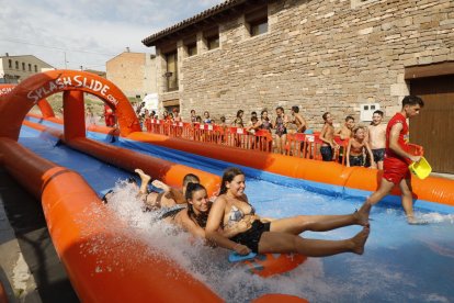 Els més petits de Puigverd de Lleida s’ho van passar d’allò més bé ahir en un tobogan urbà.