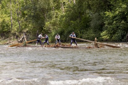 Un dels rais que van descendir per les aigües de la Noguera Pallaresa.