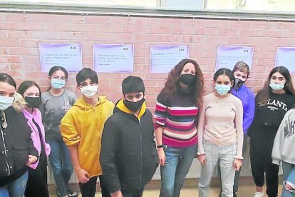 Dos de los carteles muy didácticos expuestos en el instituto en el Día Internacional por la eliminación de la violencia contra la mujer.