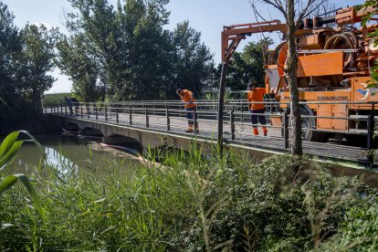 Los trabajos para colocar una barrera de contención y limpiar los hidrocarburos en Utxesa.