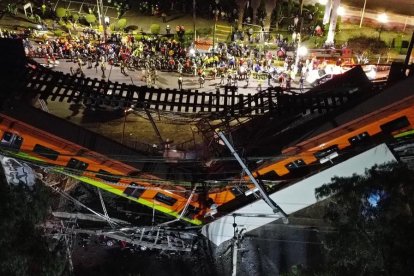 El convoy quedó reducido a un amasijo de hierros tras el colapso del puente.