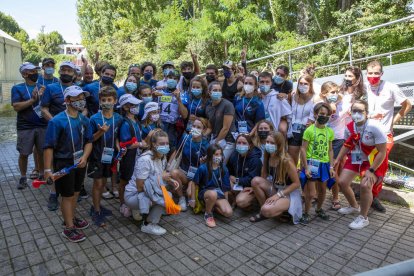 La cantera del Cadí celebra las medallas de sus compañeros.