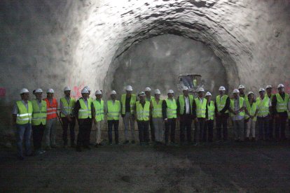 El conseller y autoriadades acudieron al cale del túnel de Tres Ponts (izquierda) y horas después Calvet saltó desde la plataforma de ‘bungee’ de La Llosa del Cavall.