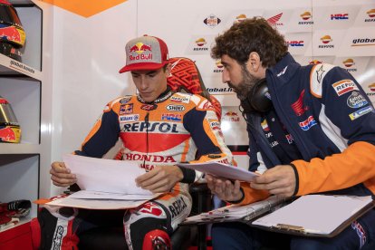 Marc Màrquez analitza les dades del seu rendiment al box de l’equip.