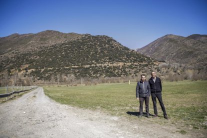 Carles Cortina i Josep Antoni Cervós davant dels prats vetats per l’ACA per inundables.