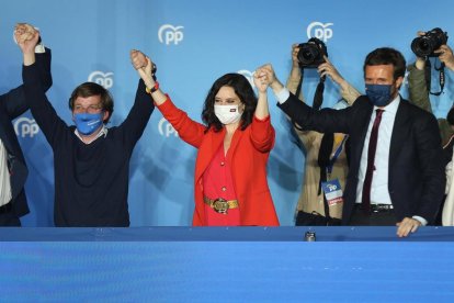 Isabel Díaz Ayuso, con el líder del PP Pablo Casado y el alcalde madrileño José Luis Martínez-Almeida.