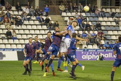 Adri León salta por encima de la defensa del Atlético Levante.