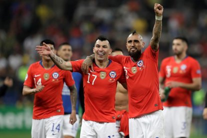 Arturo Vidal celebra con Gary Medel la clasificación para semifinales de la Copa América.