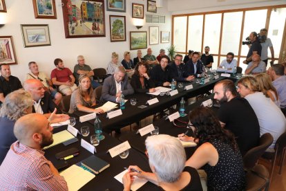 Reunió d’alcaldes dels municipis afectats pel gran incendi amb la consellera a Flix.