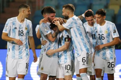 Messi celebra amb els companys de la selecció argentina un dels gols contra Equador.