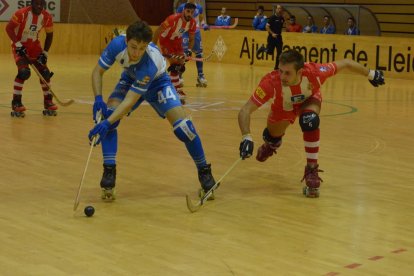 Àlex Joseph, que estuvo muy combativo y dio la asistencia del 2-1 a Oriol Vives, intenta superar a Aniol Mangas durante el partido de ayer.