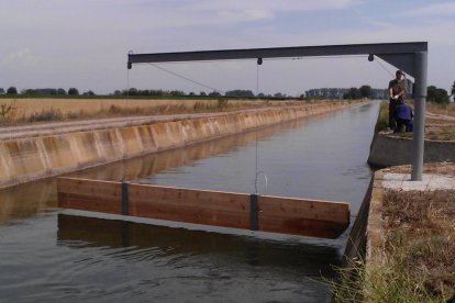 Un deflector colocado ante una rampa para desviar a los animales que puedan caer en el canal. 