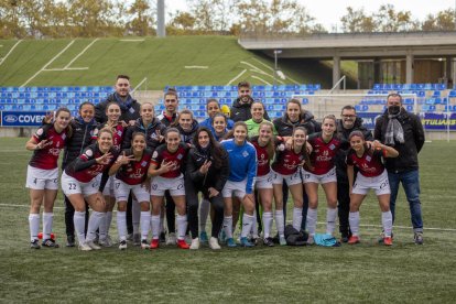 La plantilla y el cuerpo técnico del AEM celebran al final del partido una nueva victoria, conseguida ayer en el campo del Seagull, de Badalona.