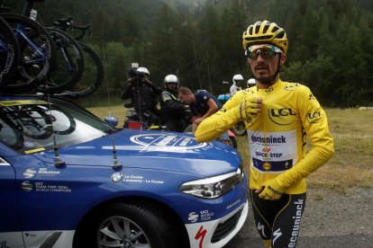 Julian Alaphilippe se dispone a subirse al coche de su equipo tras suspenderse la etapa.