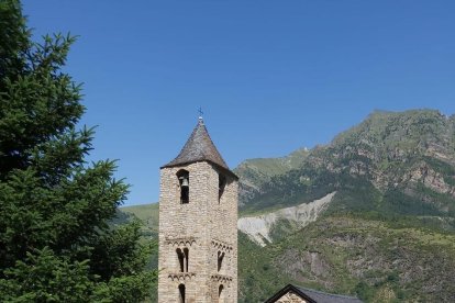 Una de les visites guiades i itineraris d’estiu celebrats el 2020 a l’església de Sant Joan de Boí.