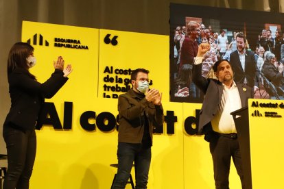 Marta Vilalta i Pere Aragonès aplaudeixen Oriol Junqueras al míting d’ahir als Magraners.