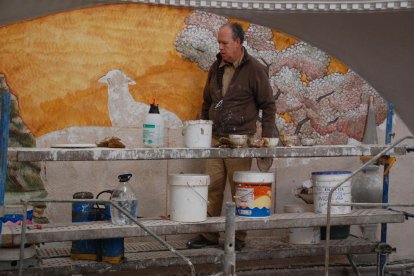 Josep Minguell, ayer junto al mural que está pintando en la iglesia de Santa Coloma de Queralt.